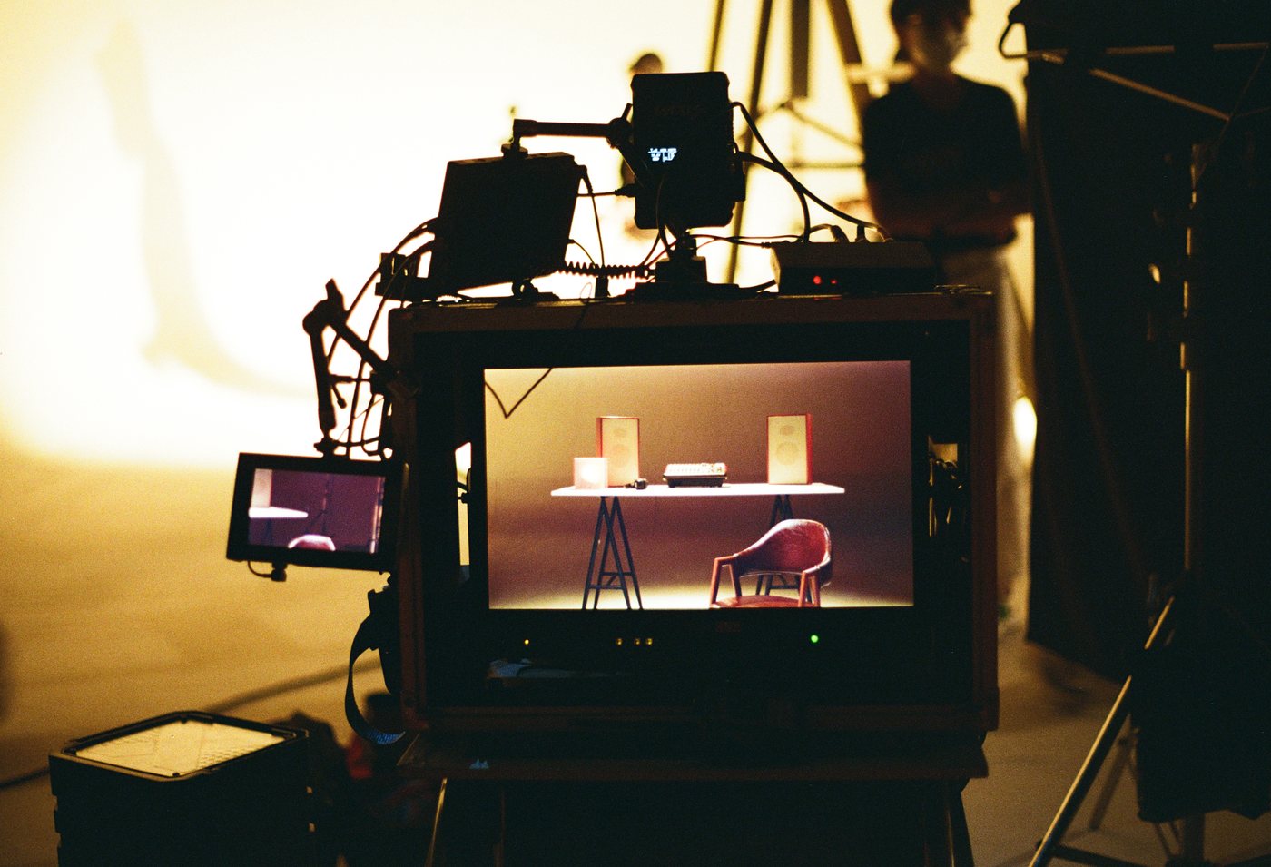 Camera and monitor rig on set